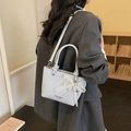Sac seau gris clair avec nœud en dentelle blanche et chaîne de perles en bandoulière - Bleu avec Pendentif