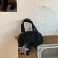 Dettaglio borsa Boston nera opaca con manici annodati e ciondolo a forma di stella - Nero