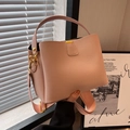 Sac seau rose à texture litchi avec détails dorés et une large bandoulière élégante - Rose