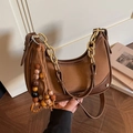 Borsa a mezzaluna bicolore retrò marrone con catena dorata e ciondolo in legno - Marrone con ciondolo