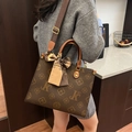Vintage bruine leren shopper met monogramprint en een brede afneembare schouderriem - Koffie met Bruin