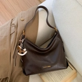 Borsa hobo in ecopelle marrone scuro con logo dorato e ciondolo a forma di cavallo - Marrone
