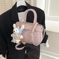 Minimalistische Lotus-Rosa-Eimertasche aus Leder mit Plüschanhänger für Damen - Roze mit Anhänger