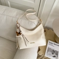 Elegante borsa Hobo in pelle bianco crema con tracolla regolabile e ciondolo pony - Bianco