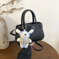 Borsa a secchiello in pelle nera martellata con ciondolo a cucciolo e dettagli in argento - Nero con ciondolo