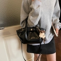 Bolso tipo cubo negro brillante plisado con hebilla dorada y dije de peluche - Con Colgante / Negro