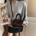 Bolso cubo vintage de cuero marrón oscuro con asas y colgante de oso de peluche - Con Colgante / Marrón