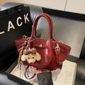 Bolso tipo cubo retro de cuero burdeos con hebilla dorada y amuleto en caja regalo - Con Colgante / Burdeos
