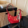 Rote glänzende Schultertasche aus Lackleder mit Charms und stilvoller Kettenverzierung - Rot