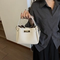 Sac seau blanc chic avec cuir grainé et fermoir doré, porté à la main - Blanc Cassé