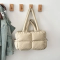 Beige gewatteerde puffy draagtas met trekkoorddetails en hoogwaardige nylon textuur - Khaki