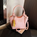 Bolso tipo cubo plisado rosa con asa anudada, colgante de cuentas y correa de hombro - Rosa