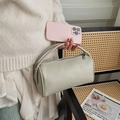 Elegante borsa a cilindro verde chiaro con manico rigido e design minimalista - Verde