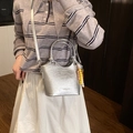 Bolso bucket metálico plateado con asa superior y accesorio de cuentas para mujer - Plateado