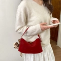 Borsa in pelle rossa con chiusura girevole dorata e un ciondolo a orsetto - Rosso con Pendente