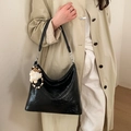 Borsa tote nera con trama stropicciata e ciondolo di peluche bianco elegante - Nero con ciondolo