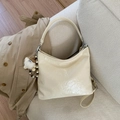 Borsa sottobraccio beige plissettata finitura lucida con ciondolo in peluche - Bianco con ciondolo