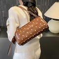 Sac cylindre marron à pois avec pompon à franges et pendentif en forme de cœur - Marron