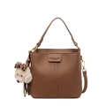 Braune Beuteltasche aus Leder mit Teddy-Anhänger und goldenen Details auf weißem Grund - Braun