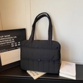 Bolso tote negro acolchado para portátil de nailon con costuras verticales y solapa - Negro