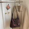 Braune Hobo-Tasche mit geometrischem Muster, verstellbarem Gurt und kleinem Beutel - Kaffeebraun