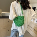Borsa a tracolla intrecciata a mano verde erba con trama a uncinetto a forma di mezzaluna - Verde