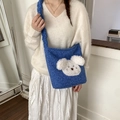 Blaue Plüsch-Umhängetasche mit weißem Teddyhund-Motiv, getragen vom Model - Blau