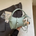 Détail d'un sac bandoulière vert menthe avec charme cheval zébré et texture en cuir PU - Bleu avec Pendentif