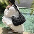 Große schwarze gesteppte Puffer-Schultertasche aus Nylon für Damen im minimalistischen Stil - Schwarz