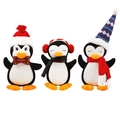 Tres pingüinos de peluche navideños con gorros festivos, bufandas y orejeras - Set de Pingüino (Con Manta de Nieve + Luces LED)