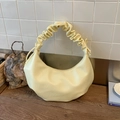 Elegante borsa hobo a mezzaluna color crema con manico increspato e finitura in ecopelle - Giallo