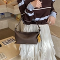 Borsa a tracolla in pelle marrone scuro con ciondolo a cavallo giallo e cinturino - Caffè con Ciondolo