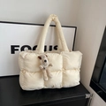 Bolso tote acolchado crema con asas acolchadas y un colgante de cachorro de peluche - Con Colgante / Blanco Roto