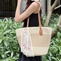 Stroh-Stofftasche mit weißem Spitzenband und rosa Rosen-Stickerei-Details - Gebrochenes Weiß