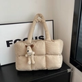 Elegante bolso tote acolchado beige con textura de cuadros y colgante de perro - Con Colgante / Caqui