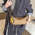 Borsa a tracolla kaki con ciondolo a forma di pony giallo e nastro a righe su giacca - Marrone Giallastro Con Ciondolo