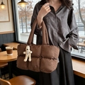 Bolso tote acolchado marrón con correas anchas y un lindo colgante de perro de peluche - Con Colgante / Marrón