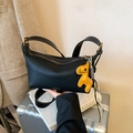 Borsa a tracolla nera minimalista con ciondolo a cavallo giallo per stile quotidiano - Nero con ciondolo