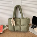Bolso tote acolchado verde militar con un colgante de perro de peluche suave - Con Colgante / Verde