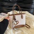 Borsa tote intrecciata beige con finiture in pelle marrone, tracolla e ciondolo a cavallo - Bianco Crema Con Ciondolo