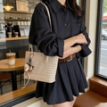 Borsa tote beige intrecciata con finiture in pelle e ciondolo a cavallo su modella - Cachi Chiaro con Ciondolo