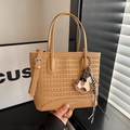 Borsa tote intrecciata kaki con manici in pelle e ciondolo a forma di cavallino - Giallo con Ciondolo