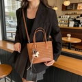 Borsa tote in tessuto marrone con scritta FASHION & BAGS e ciondolo a forma di cavallo - Marrone giallo con pendente
