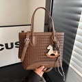 Borsa tote vintage marrone intrecciata con manico e ciondolo a forma di cavallo - Caffè con Ciondolo