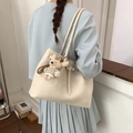 Détail du grand sac cabas crème avec un adorable pendentif chiot en peluche sur le côté - Avec Pendentif / Blanc