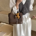 Borsa tote opaca marrone scuro minimalista con ciondolo a pony giallo per il pendolarismo - Con Ciondolo / Marrone