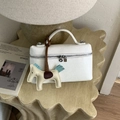Sac boîte blanc à motif litchi avec fermeture éclair argentée et breloque cheval - Blanc avec pendentif