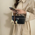 Sac à main noir en cuir grainé avec breloque cheval et finitions métalliques argentées - Noir avec pendentif