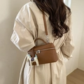 Sac boîte en cuir marron grainé avec bandoulière et pendentif de petit cheval blanc - Marron avec pendentif