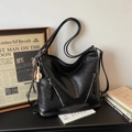 Retro schwarze große wandelbare Schultertasche und Rucksack mit Baseball-Anhänger - Schwarz mit Anhänger